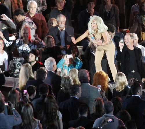 Lady Gaga seduce a Clinton con su "Bill Romance"