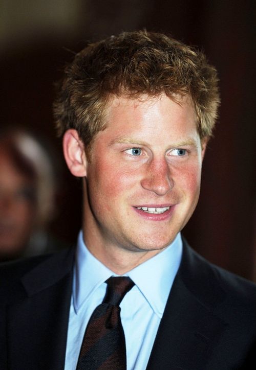 Se besa con una camarera: ¡El príncipe Harry vuelve a las andadas! 